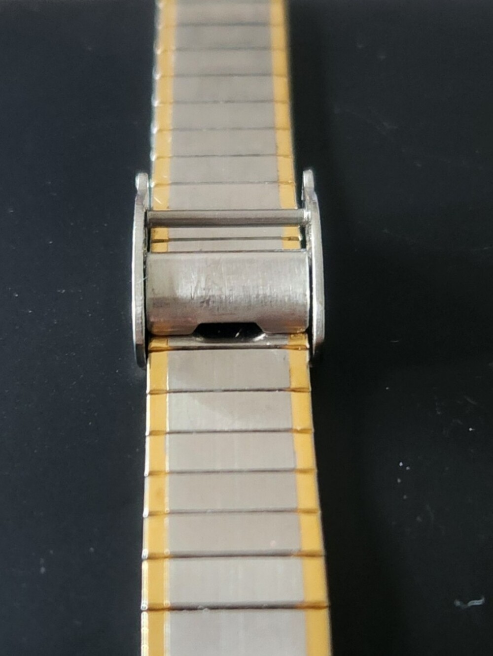 Vintage Seiko 1E20 5520 Gold and Silver Rectangular Tiny Quartz Watch - Picture 10 of 12